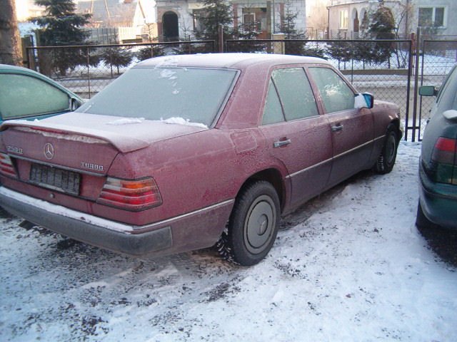 mercedes1241993sedan.jpg